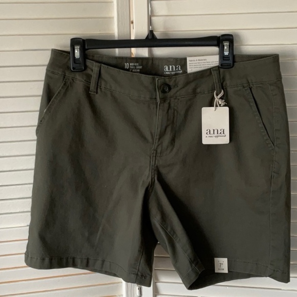 Ana olive green short, NWT size 10